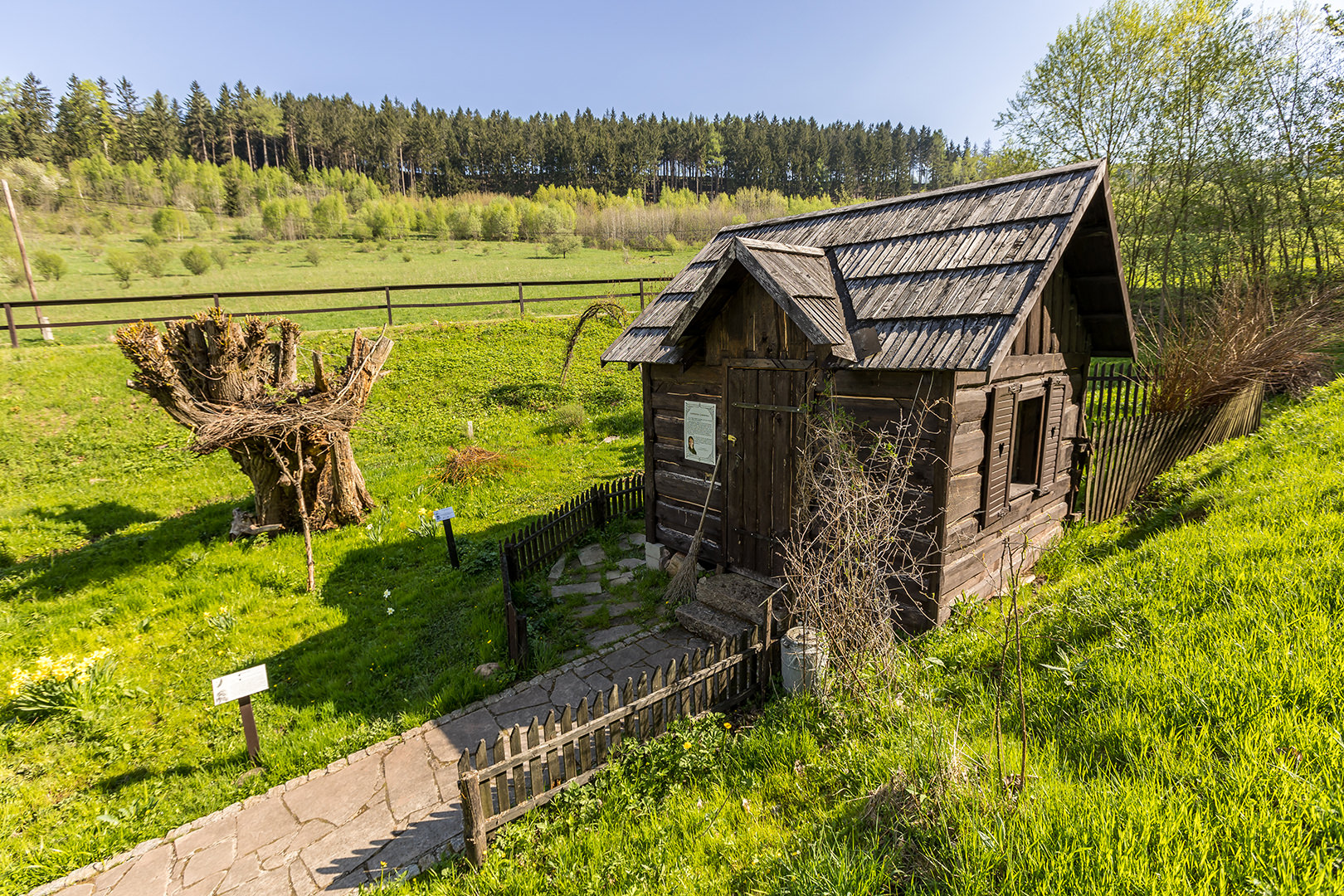 Skansen Pstrążna ziołowy ogród Baby Jagi